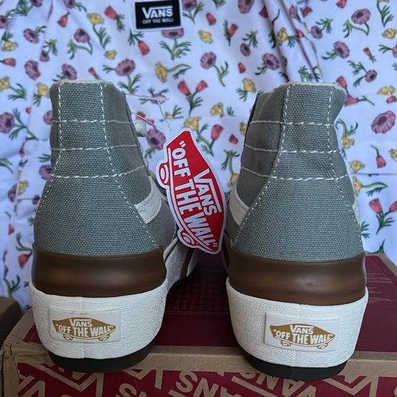 Vans WMNS Sk8-Hi Tapered
Canvas Green Milieu
VN0005U2VV2
Platforms Sneakers - Picture 14 of 16